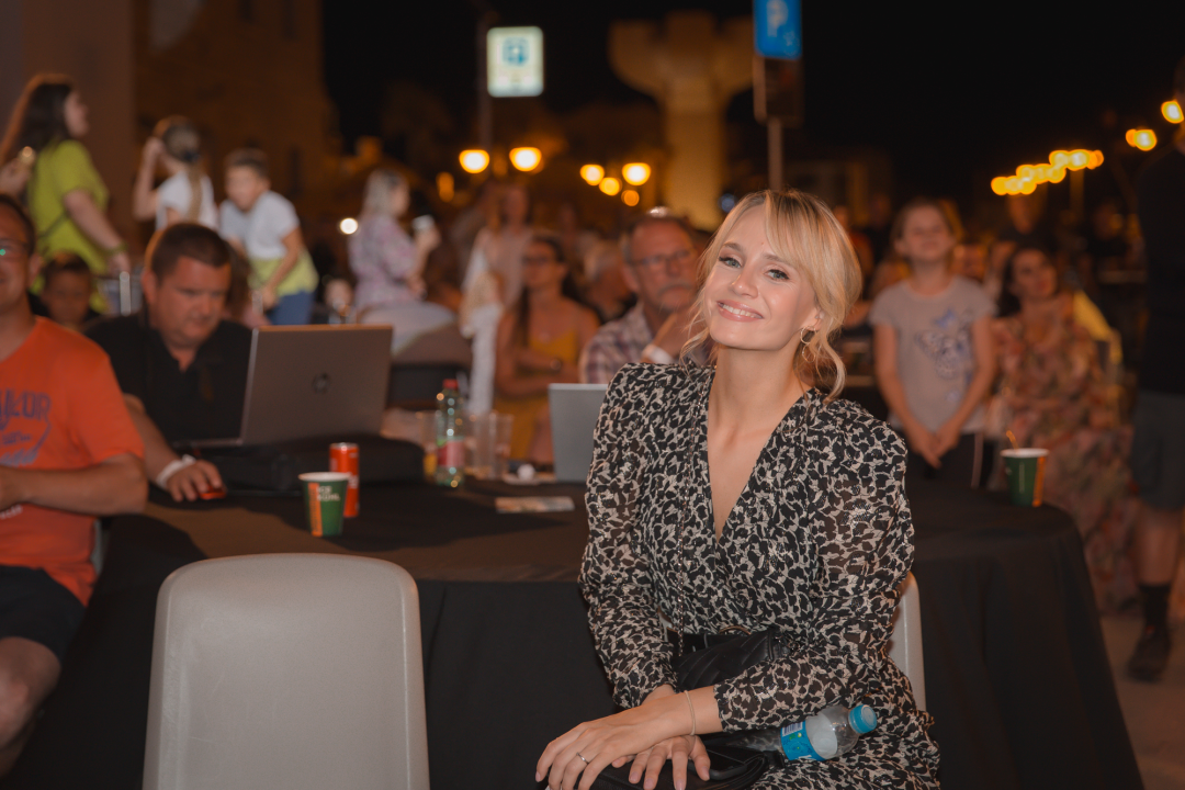 Počelo estradno ludilo u Vodicama: Pogledajte atmosferu prve večeri CMC festivala