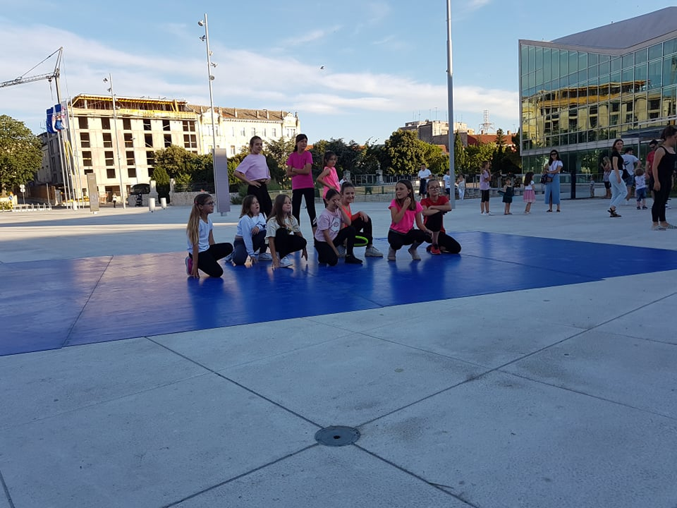 Cure i dečki iz Balansa rasplesali prolaznike na Poljani: 'Nadamo se povratku na staro i treninzima u dvorani'  