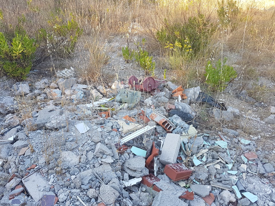 Nije parking na tri trake, ali je sigurno odlagalište otpada: Na Vidicima kod stare magistrale hrpe smeća  