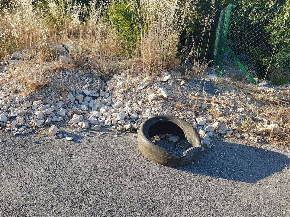 Nije parking na tri trake, ali je sigurno odlagalište otpada: Na Vidicima kod stare magistrale hrpe smeća  