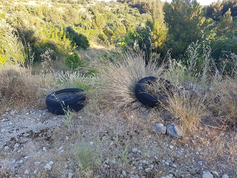 Nije parking na tri trake, ali je sigurno odlagalište otpada: Na Vidicima kod stare magistrale hrpe smeća  
