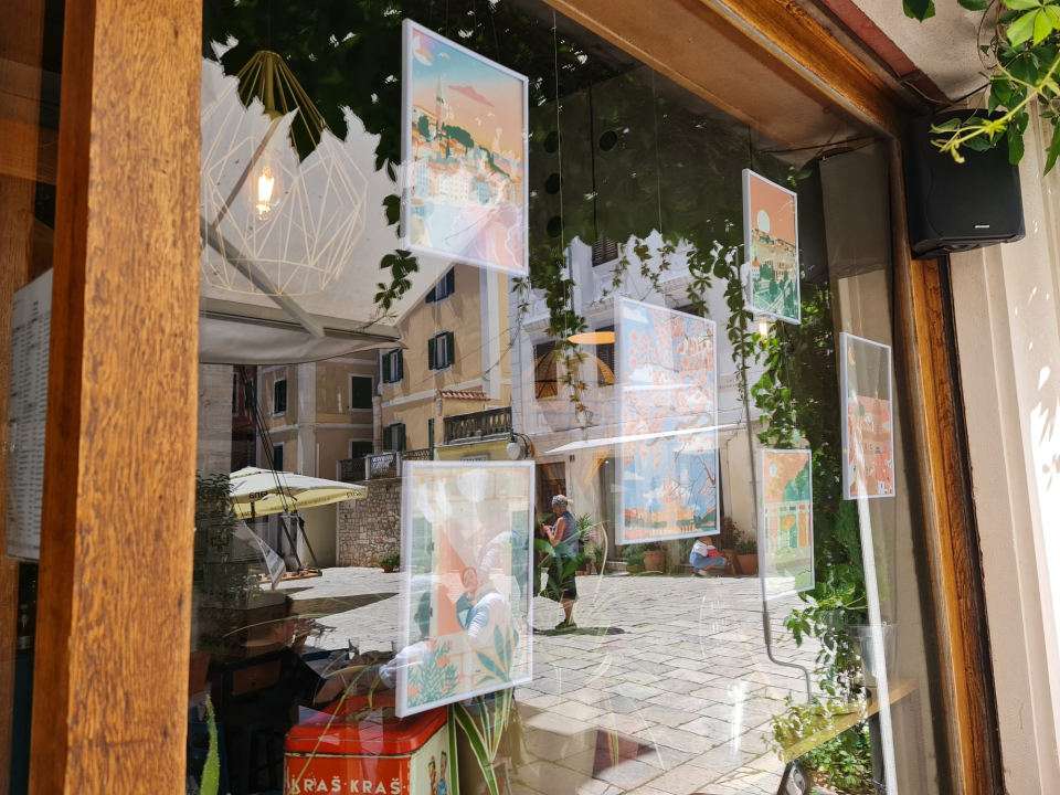 Otvorena pop-up izložba ilustratorice Dore Barbarić u kafiću u središtu Šibenika