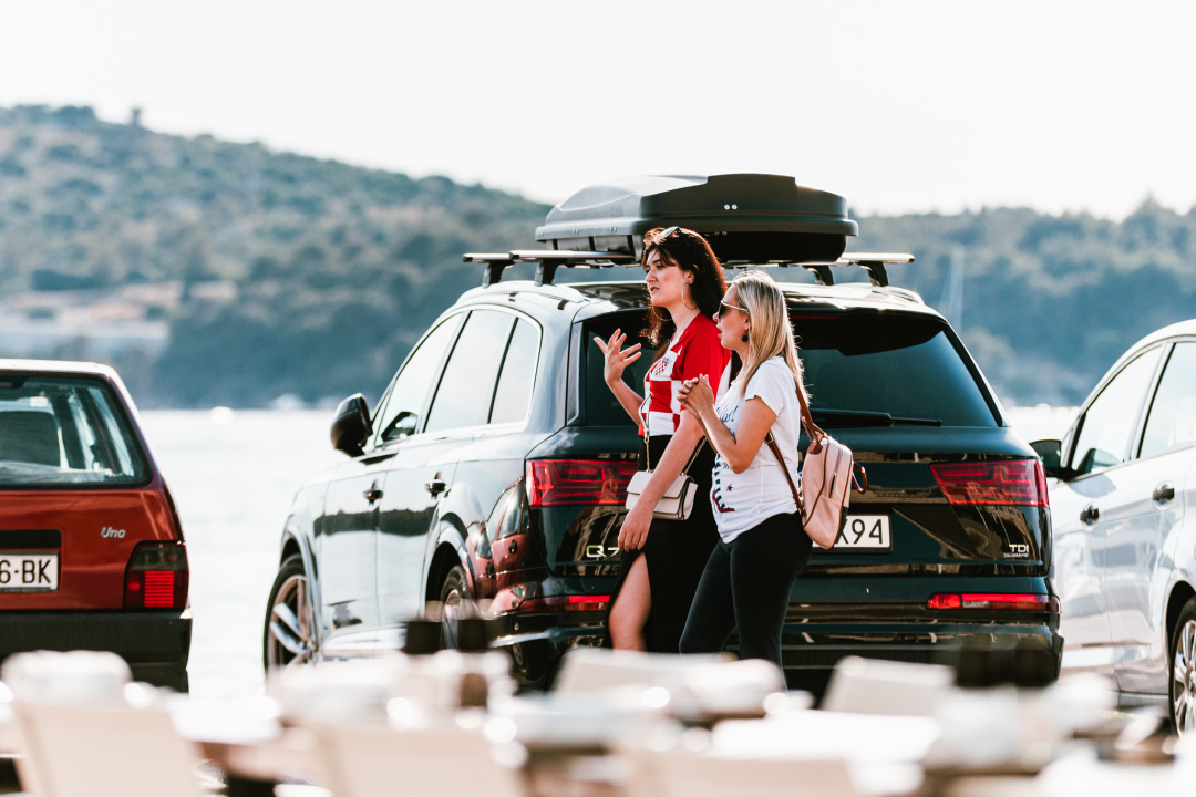 Navijačko ludilo baš i nije zavladalo Šibenikom, vidjeli smo više kvadratnih stolnjaka nego dresova!