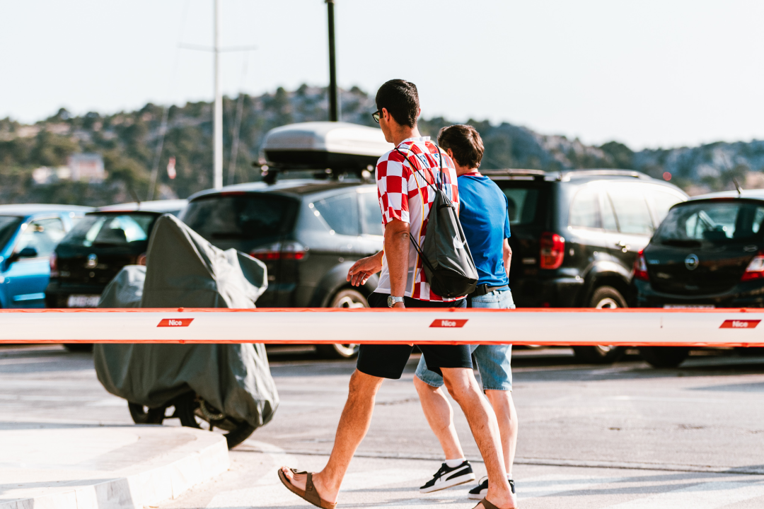 Navijačko ludilo baš i nije zavladalo Šibenikom, vidjeli smo više kvadratnih stolnjaka nego dresova!