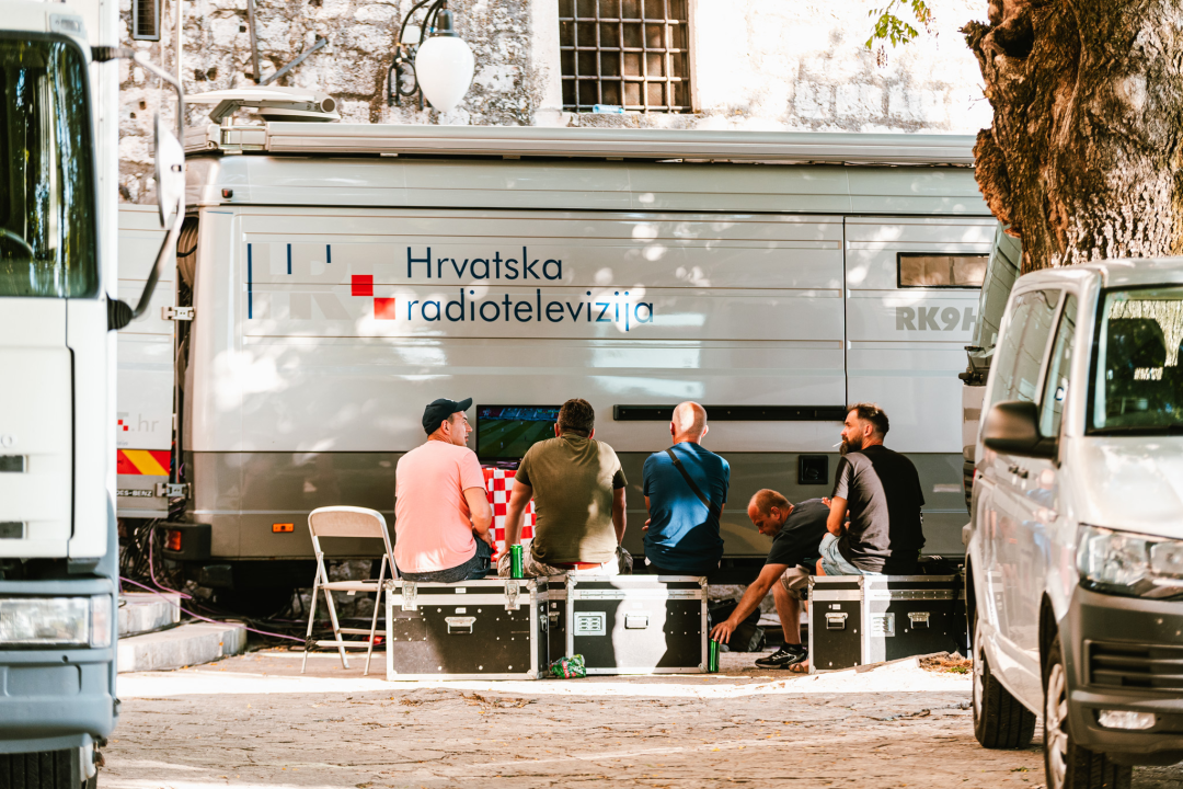 Navijačko ludilo baš i nije zavladalo Šibenikom, vidjeli smo više kvadratnih stolnjaka nego dresova!