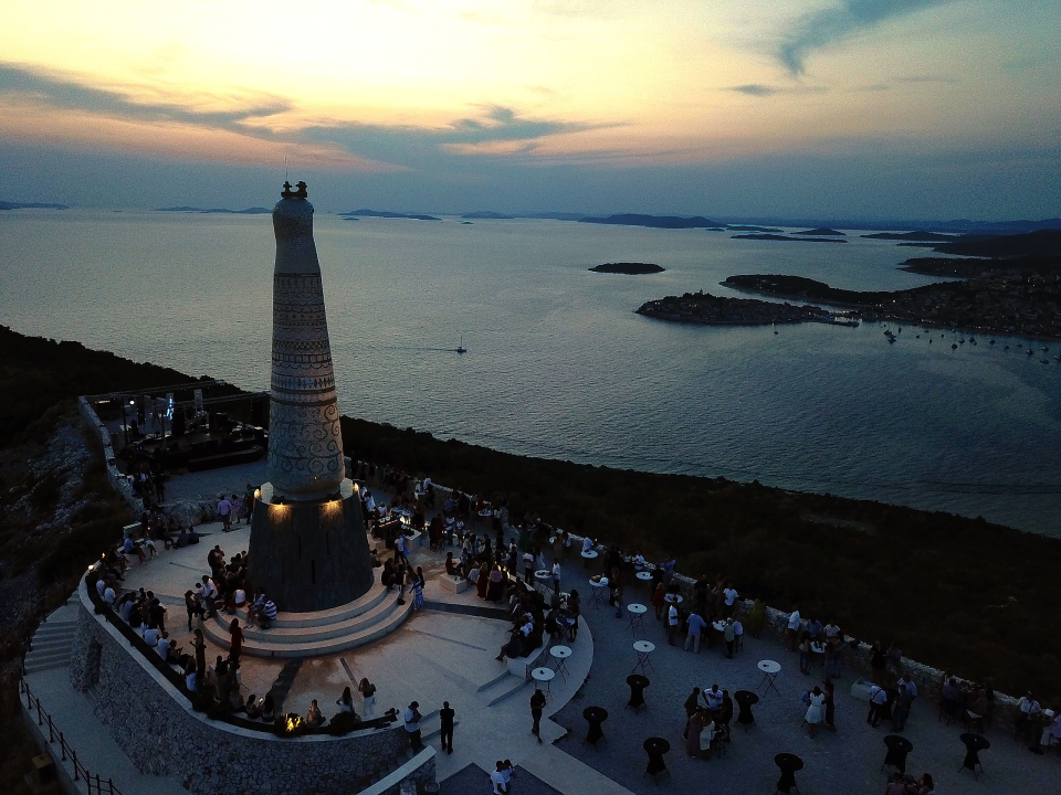 Na primoštenskom brdu Gaj održan koncert 'Tragom Olivera': Pogledajte kako smo se proveli 