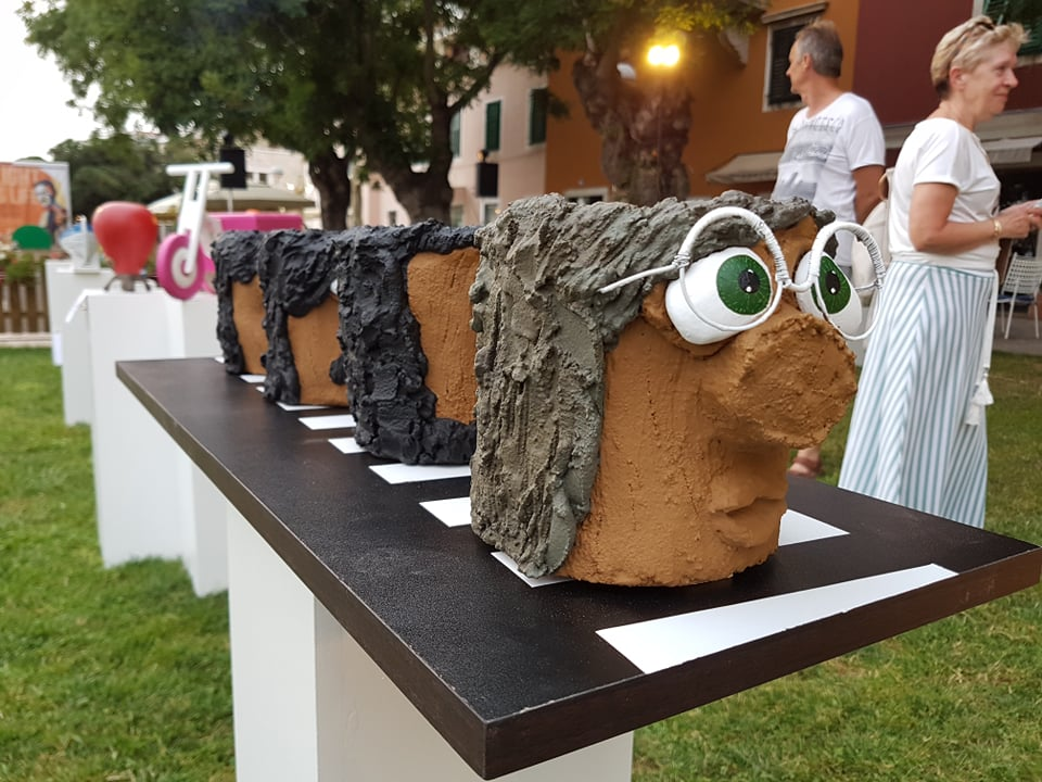 Ispred Azimuta otvorena izložba dvojice kreativaca Lulasa i Grebena: 'Umjetnici nismo, jer su oni svi trknuti, a mi smo baš normalni' 