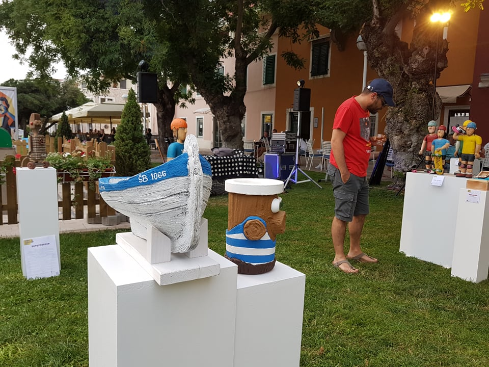 Ispred Azimuta otvorena izložba dvojice kreativaca Lulasa i Grebena: 'Umjetnici nismo, jer su oni svi trknuti, a mi smo baš normalni' 