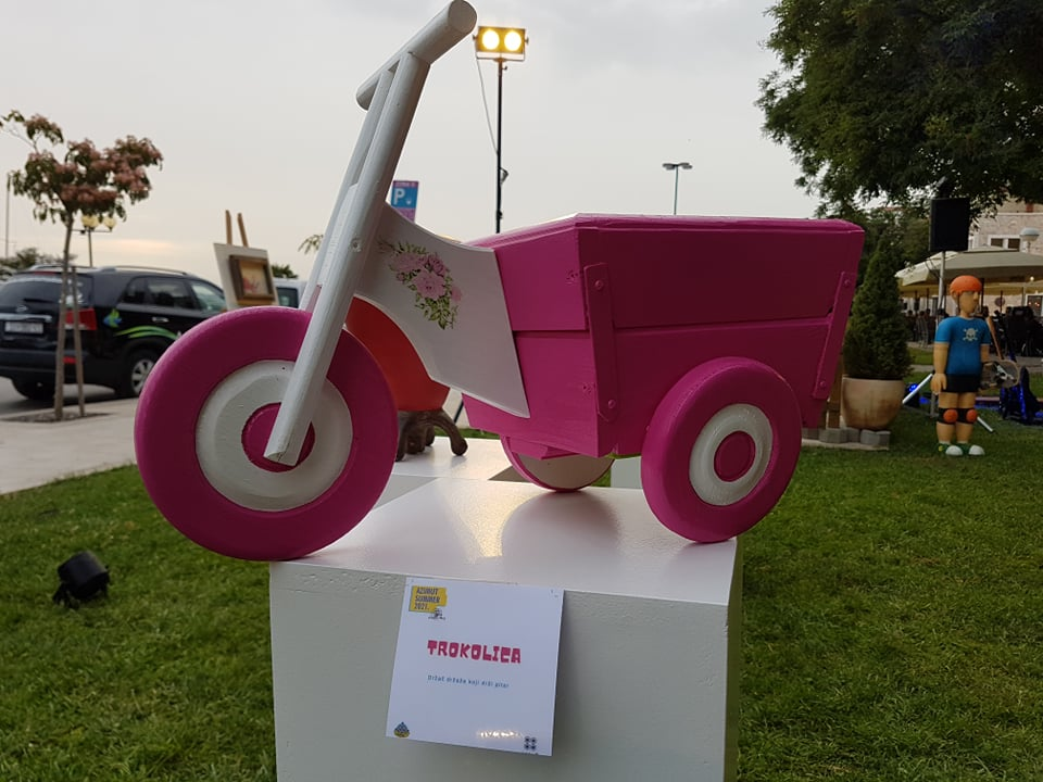 Ispred Azimuta otvorena izložba dvojice kreativaca Lulasa i Grebena: 'Umjetnici nismo, jer su oni svi trknuti, a mi smo baš normalni' 