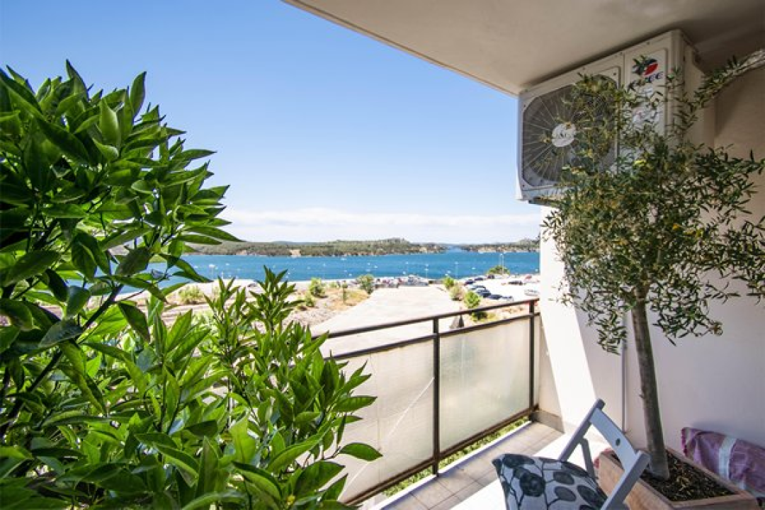 Dvosoban stan s pogledom na more na Plišcu savršen je za obiteljski život ili kao turistička investicija!