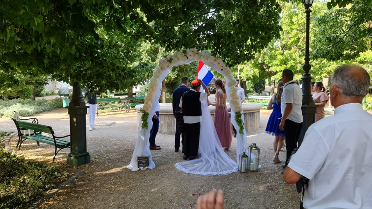 Šibenski đardin kao savršena lokacija za ljetno vjenčanje, a još je sve bilo iznenađenje za mladu: 'Pojma nisam imala di idem'  