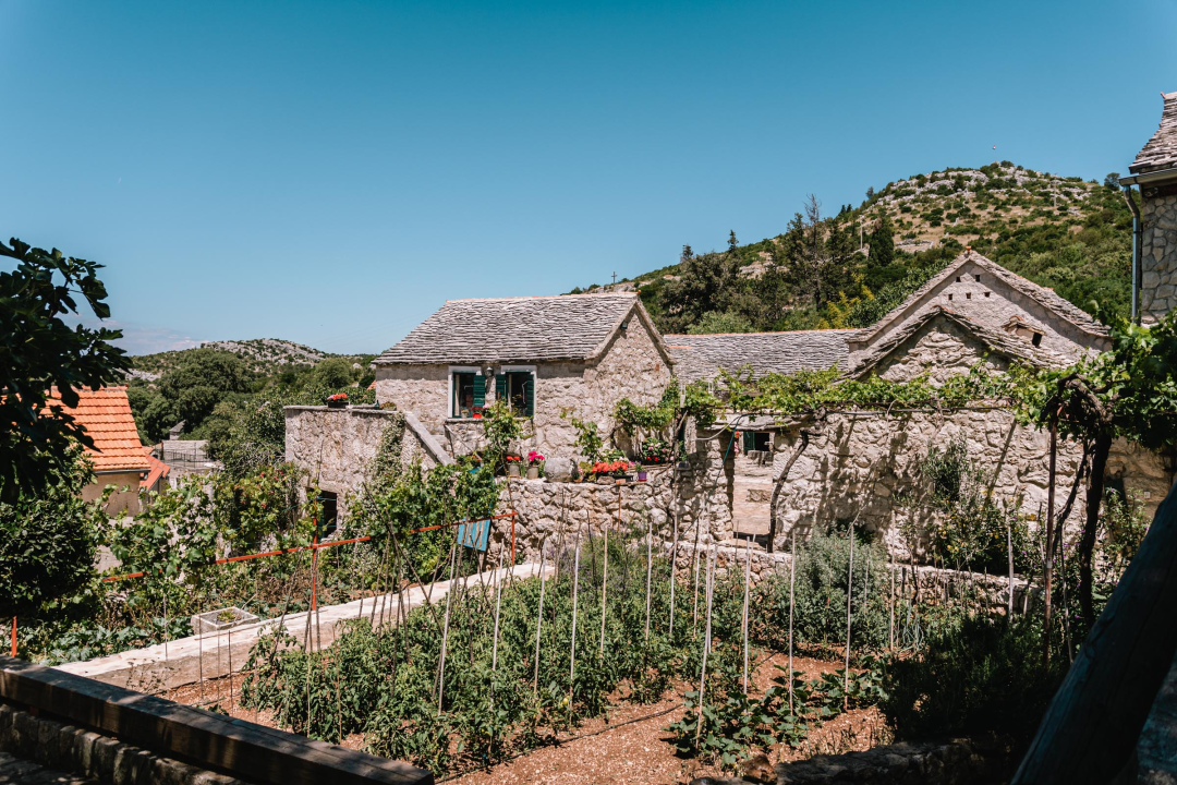 Don Stipe Perkov objavio ‘Razgovore (ne)ugodne puka primoštenskoga’: Riječima su, kao s kamenom, gradili suhozid prošlosti!