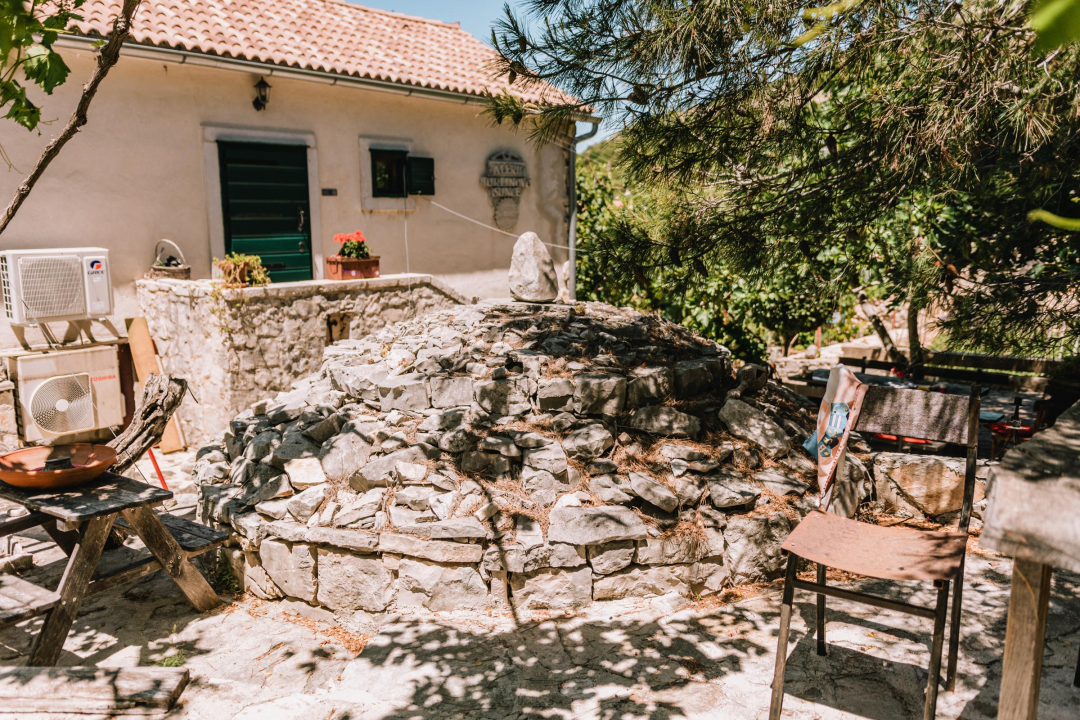 Don Stipe Perkov objavio ‘Razgovore (ne)ugodne puka primoštenskoga’: Riječima su, kao s kamenom, gradili suhozid prošlosti!