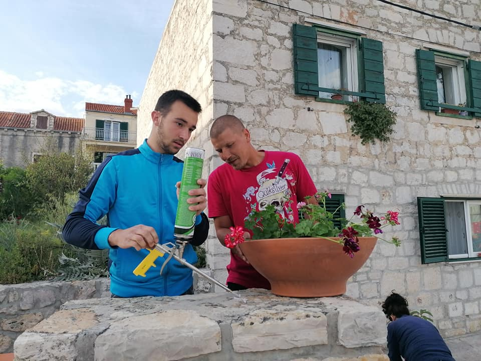 Pričali smo s curama i dečkima iz Šepurine: Od sadnje cvijeća do popravka balotane,  rade sto na sat i odlično ih ide