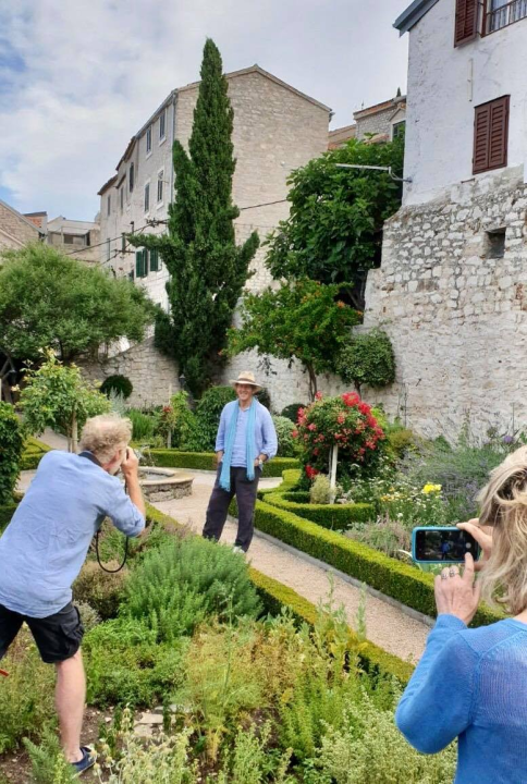 Slavni britanski vrtlar Monty Don snimio emisiju o Samostanskom srednjovjekovnom vrtu sv. Lovre u Šibeniku 