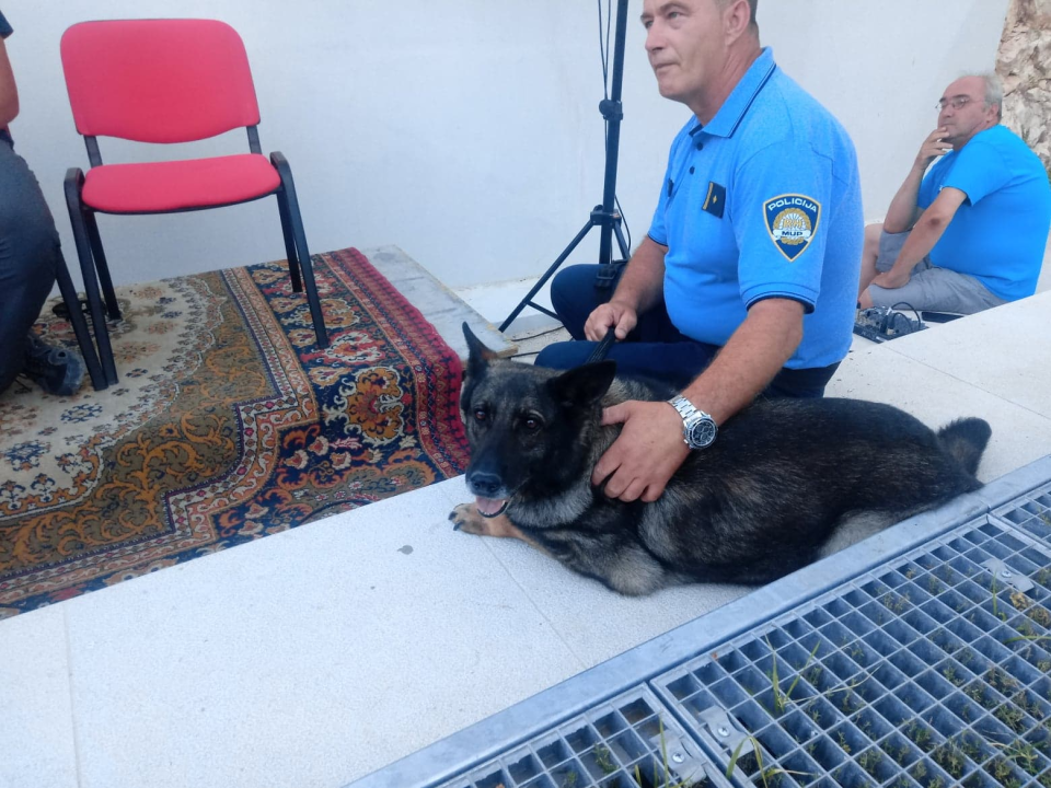 Bajke djeci večeras pred knjižnicom čitali policajci: Dobro se snašao i načelnik Ivica Kostanić 