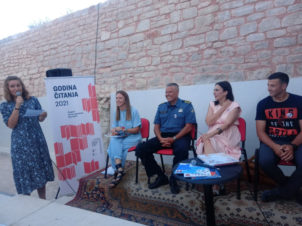 Bajke djeci večeras pred knjižnicom čitali policajci: Dobro se snašao i načelnik Ivica Kostanić 