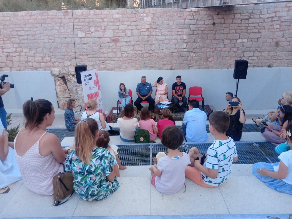 Bajke djeci večeras pred knjižnicom čitali policajci: Dobro se snašao i načelnik Ivica Kostanić 