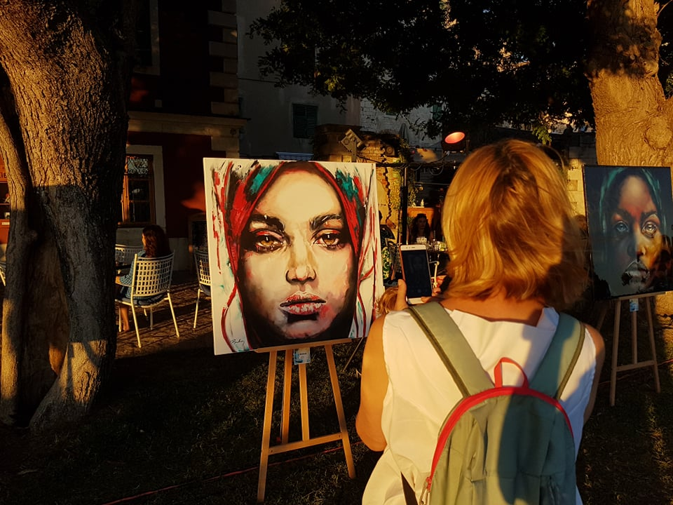 Otvorena treća samostalna izložba Branke Grubić u Azimutu: 'Moje cure govore o slobodi i puštaju glas. Dosta je bilo!' 