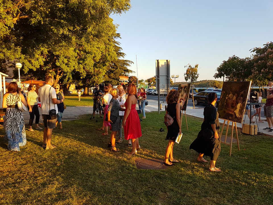 Otvorena treća samostalna izložba Branke Grubić u Azimutu: 'Moje cure govore o slobodi i puštaju glas. Dosta je bilo!' 