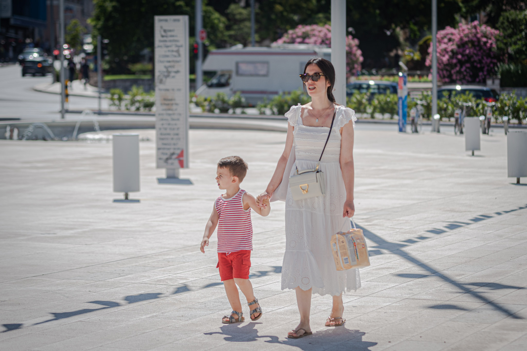 Lepršave haljine svih boja i dezena preplavile su ulice grada