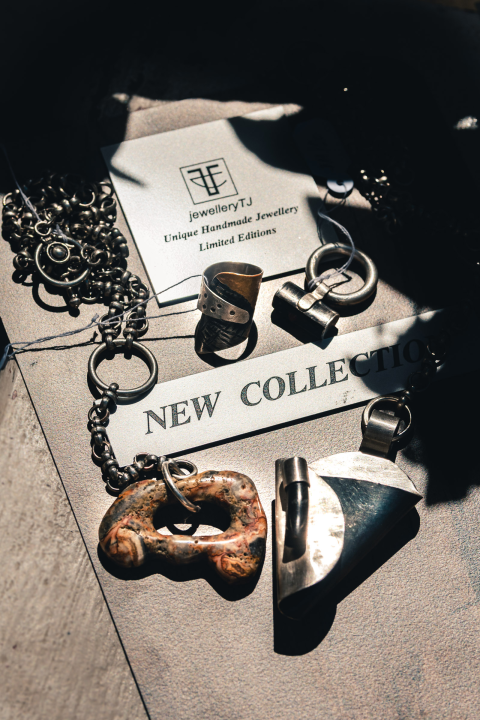 Ljeto u Galeriji Juraj Dalmatinac u znaku veselih riba, bezvremenskog nakita i poznatih umjetnika!