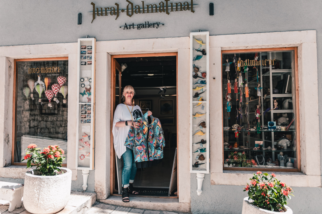 Ljeto u Galeriji Juraj Dalmatinac u znaku veselih riba, bezvremenskog nakita i poznatih umjetnika!