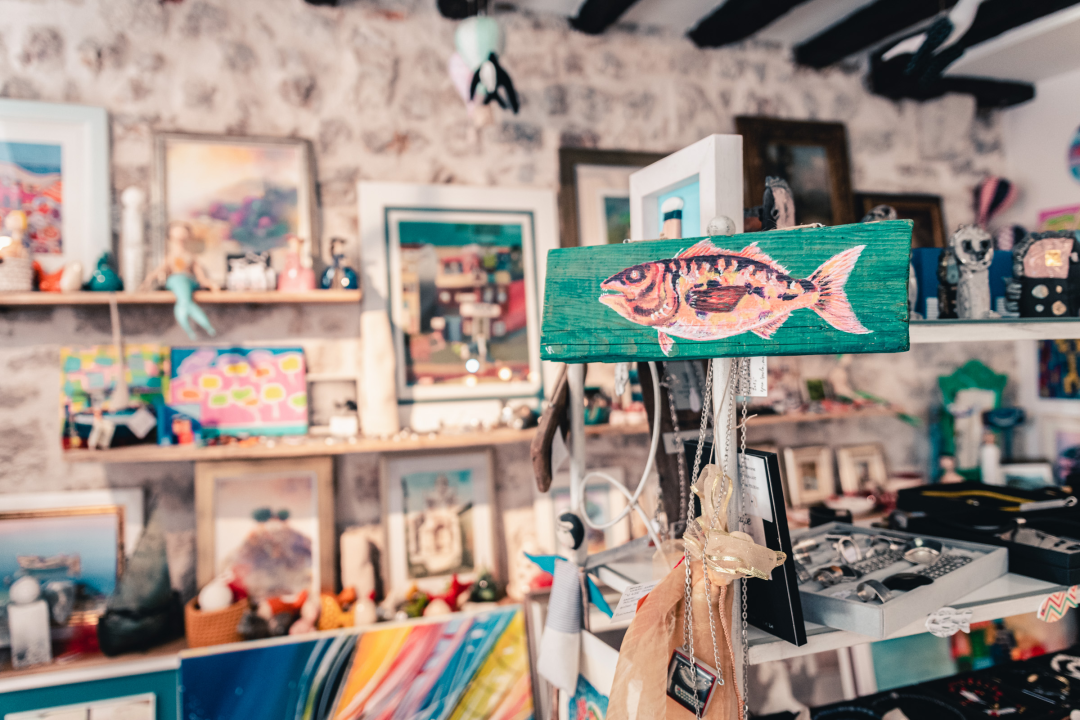 Ljeto u Galeriji Juraj Dalmatinac u znaku veselih riba, bezvremenskog nakita i poznatih umjetnika!