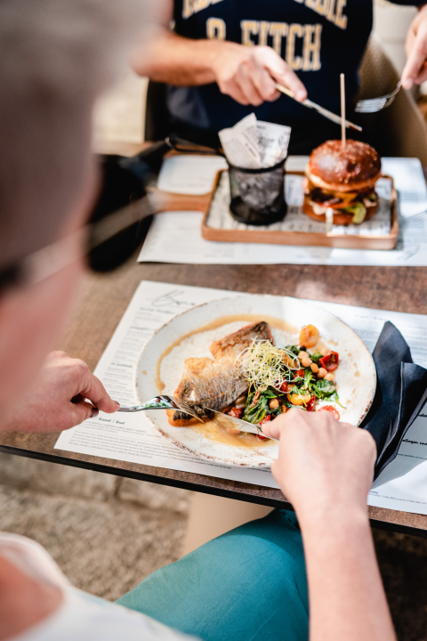 Posjetite Bistro Bava u hladu najstarijeg šibenskog stabla i uživajte u genijalnoj hrani i dvadeset vrsta piva