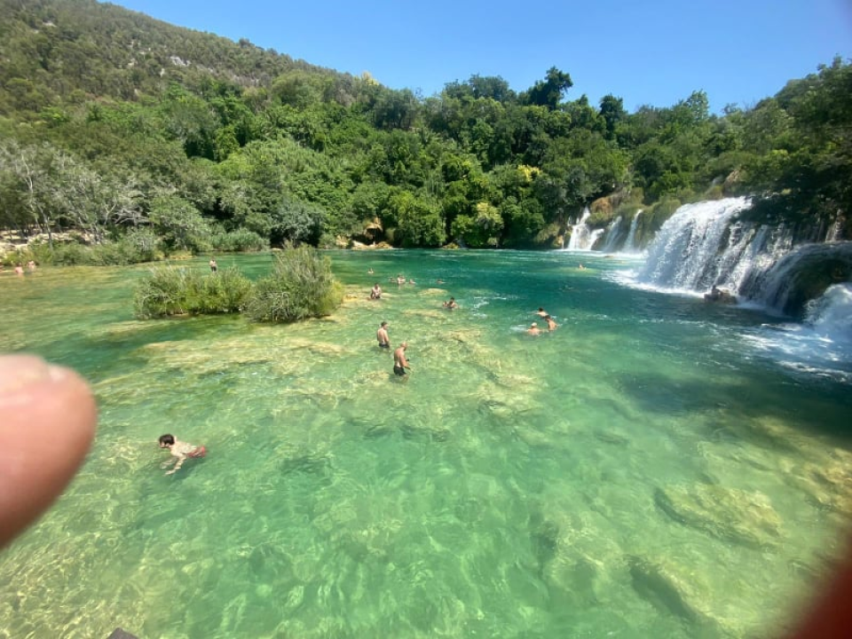 Prosvjedno kupanje na Skradinskom buku: 'Krka nam je mati, nećemo je dati'