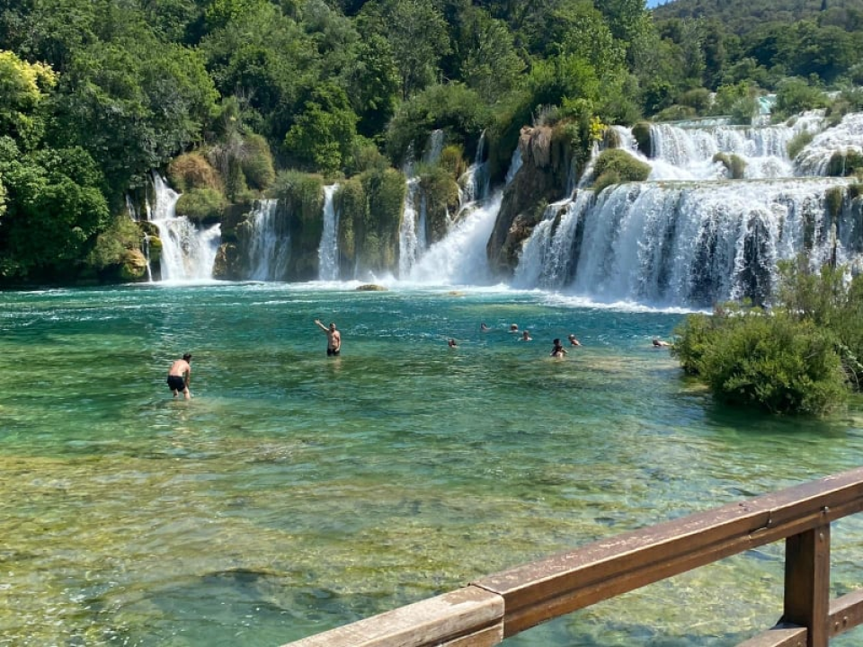 Prosvjedno kupanje na Skradinskom buku: 'Krka nam je mati, nećemo je dati'