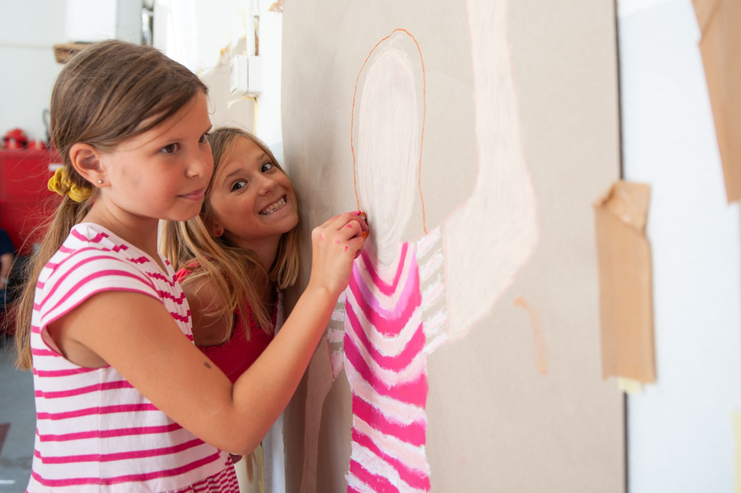 Poznata TV voditeljica na Zlarinu pokrenula radionicu: Djeca oslikavaju vlastite sjene