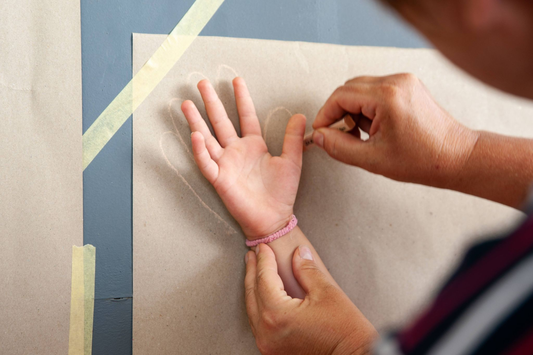 Poznata TV voditeljica na Zlarinu pokrenula radionicu: Djeca oslikavaju vlastite sjene