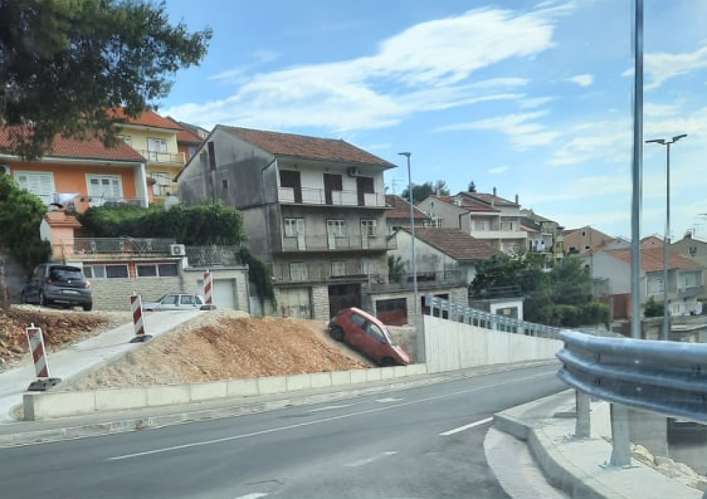 U Rokićima auto sletio niz padinu: Što je uzrok možemo samo nagađati… 