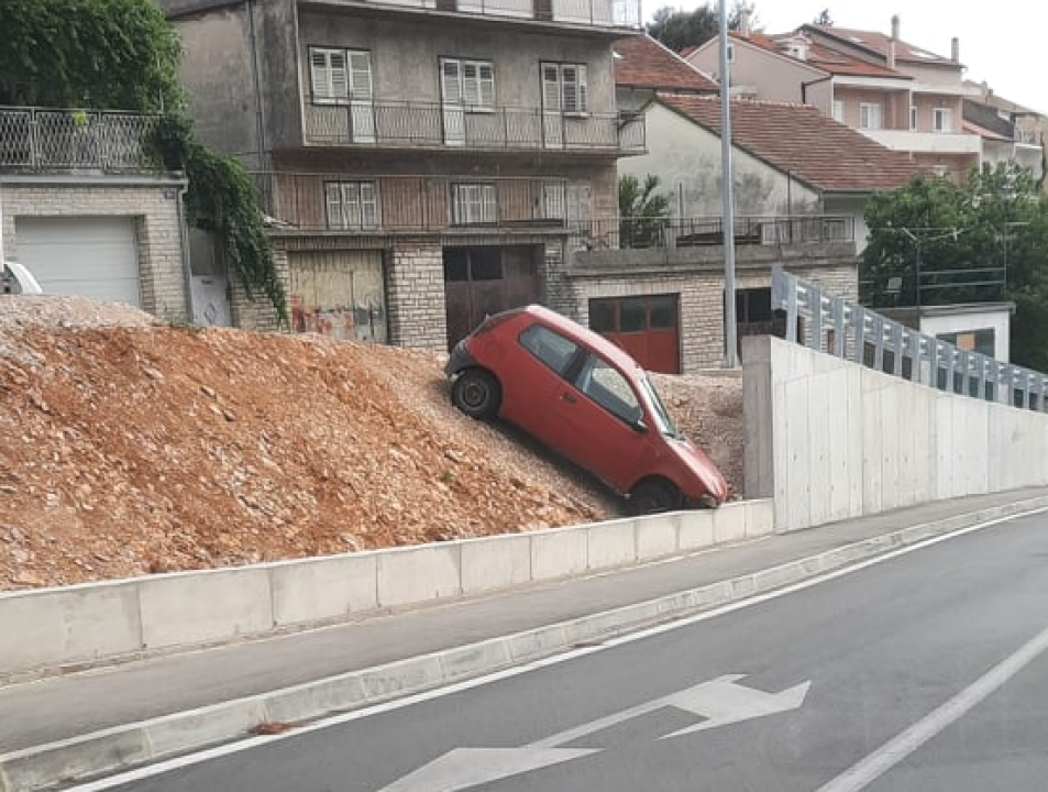 U Rokićima auto sletio niz padinu: Što je uzrok možemo samo nagađati… 