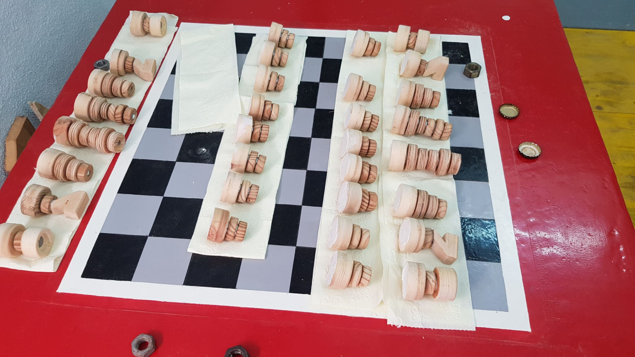 Nikola i Mario svojim rukama izradili figure i ploču pa s mještanima zaigrali uz more