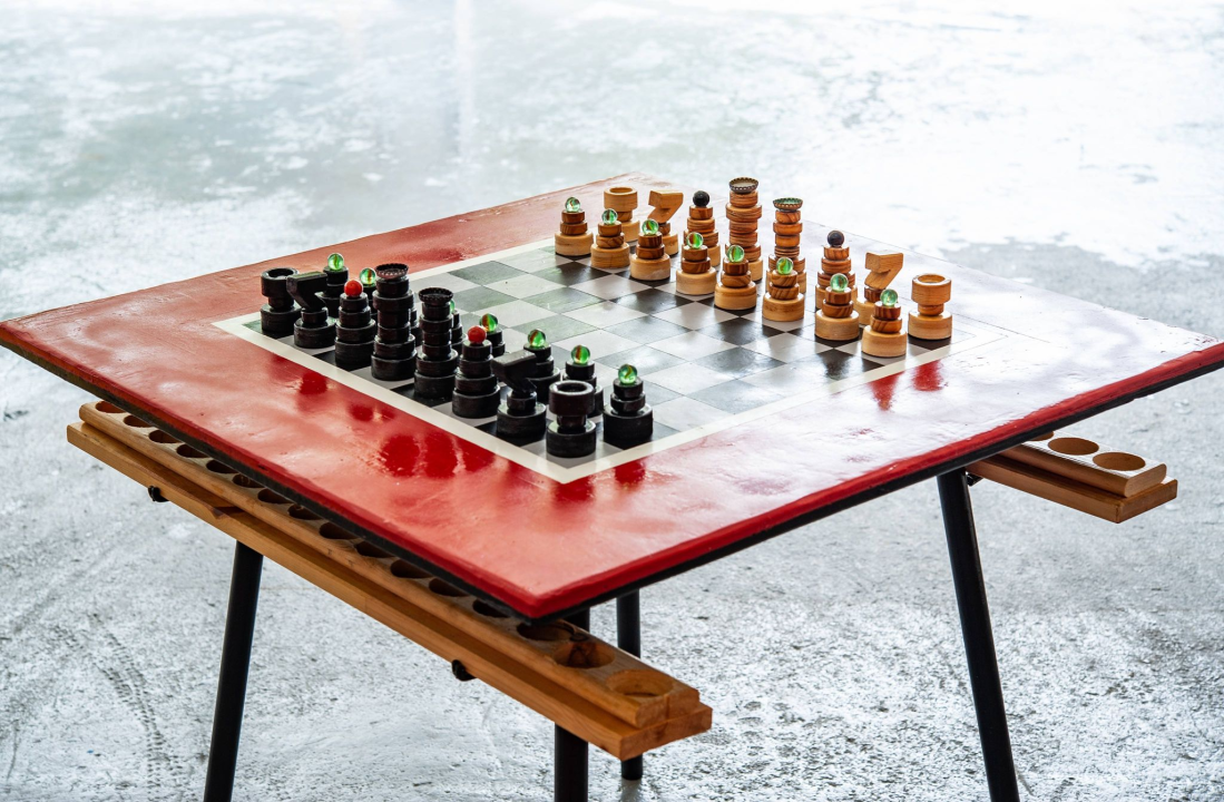 Nikola i Mario svojim rukama izradili figure i ploču pa s mještanima zaigrali uz more