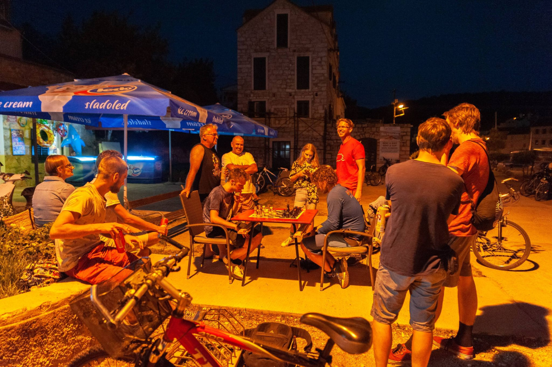 Nikola i Mario svojim rukama izradili figure i ploču pa s mještanima zaigrali uz more