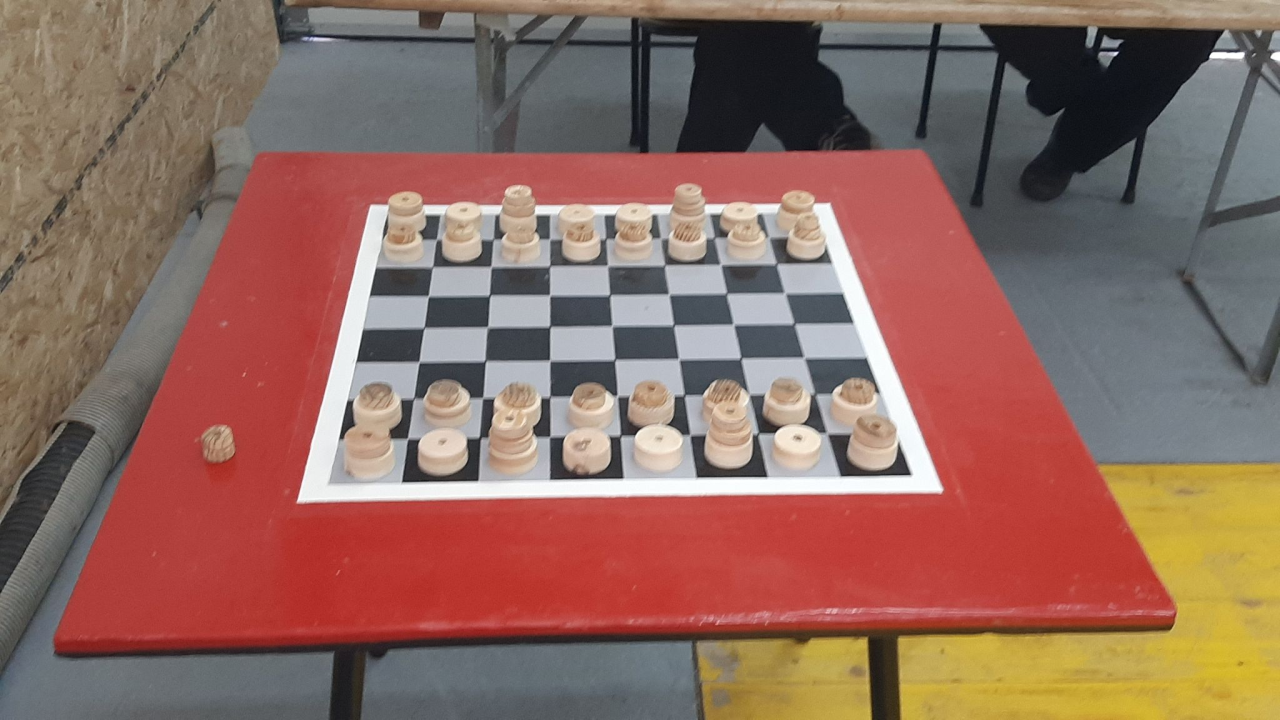 Nikola i Mario svojim rukama izradili figure i ploču pa s mještanima zaigrali uz more