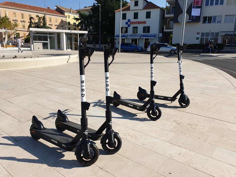 Zašto su električni romobili razbacani po cijelom gradu? 'Trenutni sistem očito ne funkcionira, sazvali smo sastanak…'    