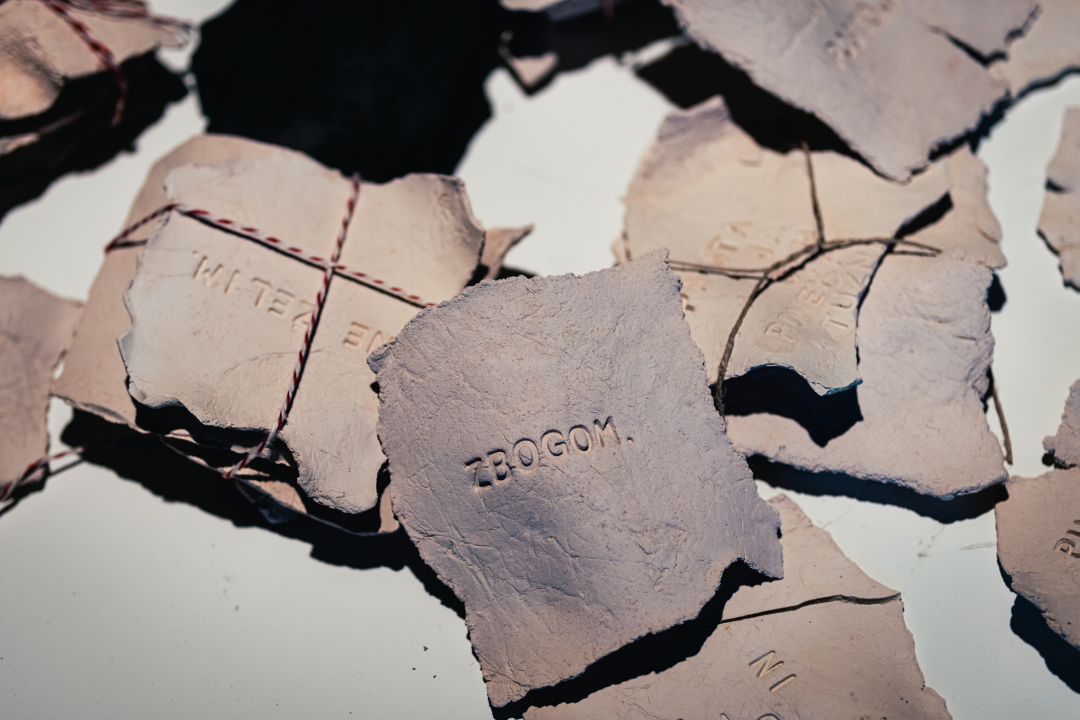 Izložba ‘More, ljudi, obala’ donosi konceptualne radove i snažne poruke o depresiji, migrantima...