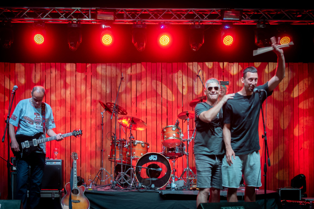 Daleka obala dva i pol sata redala hitove, za bubnjeve sjeo i proslavljeni Roko Ukić