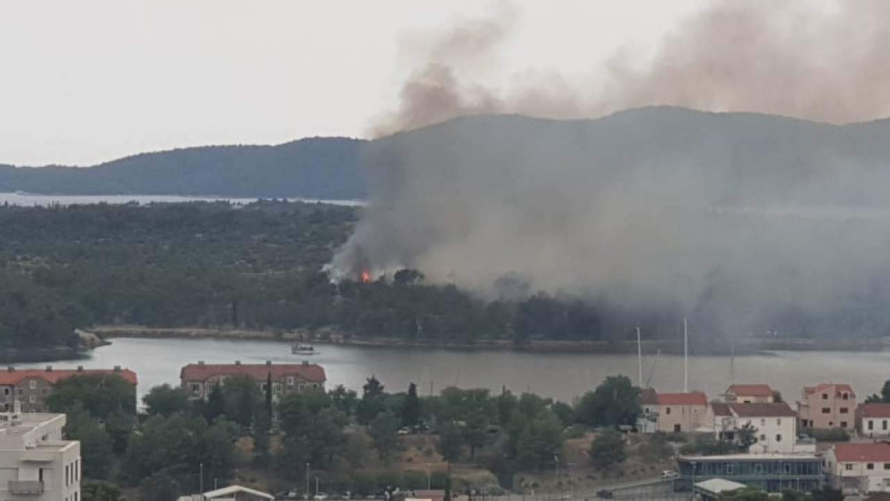 Ugašen požar u Dumbokoj: Kanader napustio požarište, izgorjela borova šuma