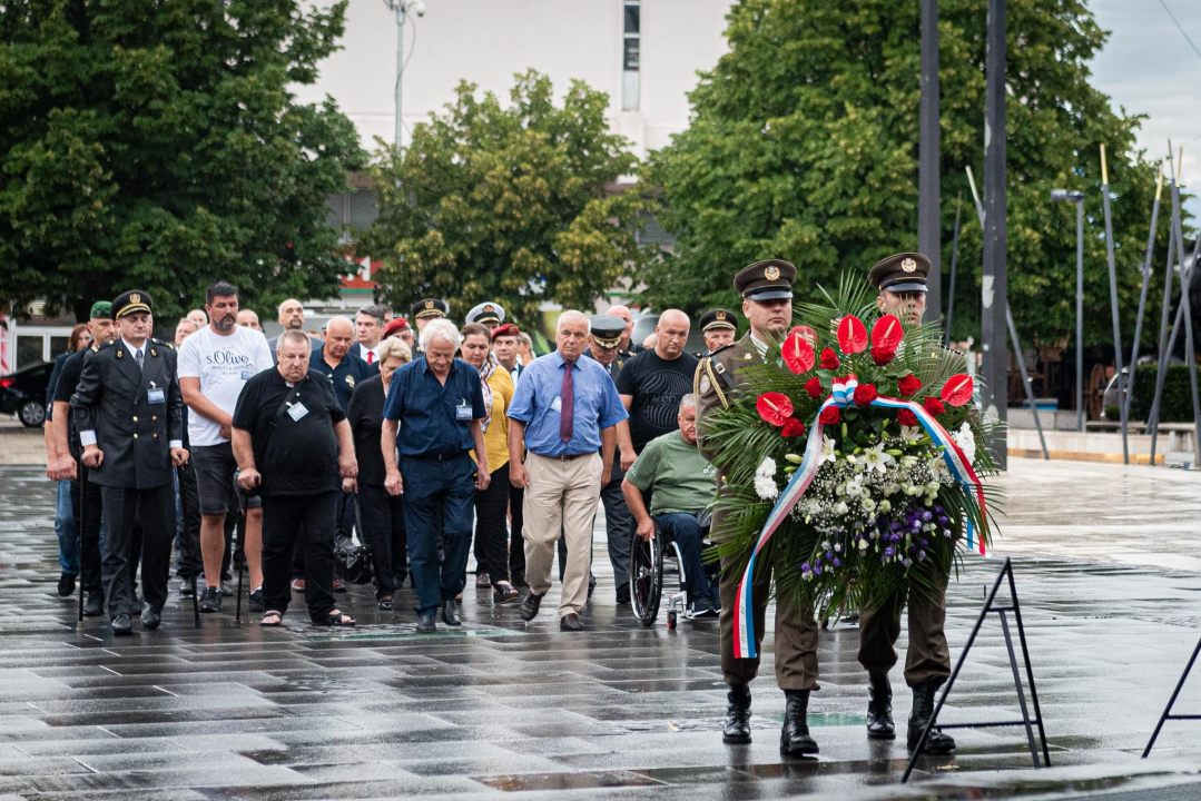 Obilježavanje 26. obljetnice VRO Oluja: Pogledajte kako je jutros bilo u Kninu 