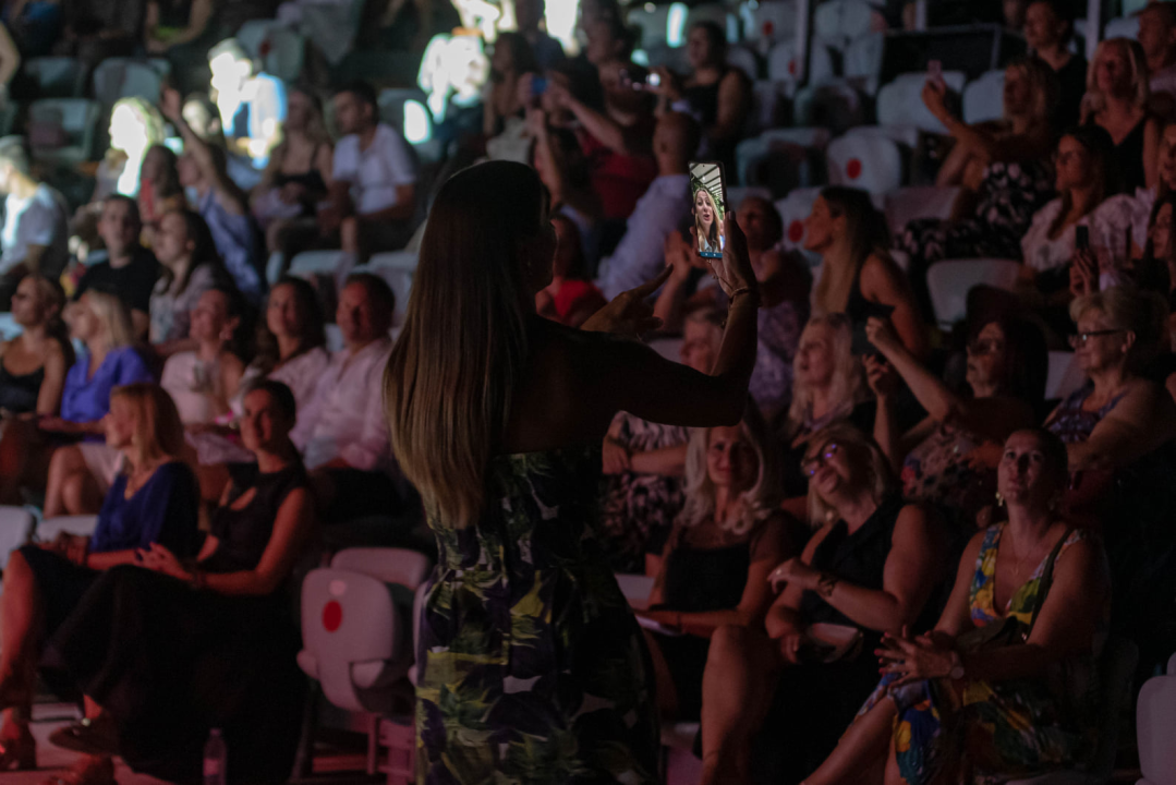 Sergej Ćetković emotivnim pjesmama raspjevao šibensku publiku