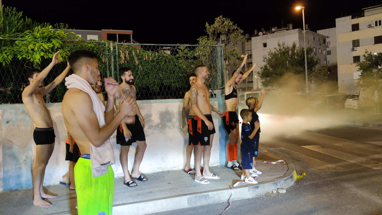 Euforija ispred stadiona: Navijači i igrači slavili pobjedu Šibenika