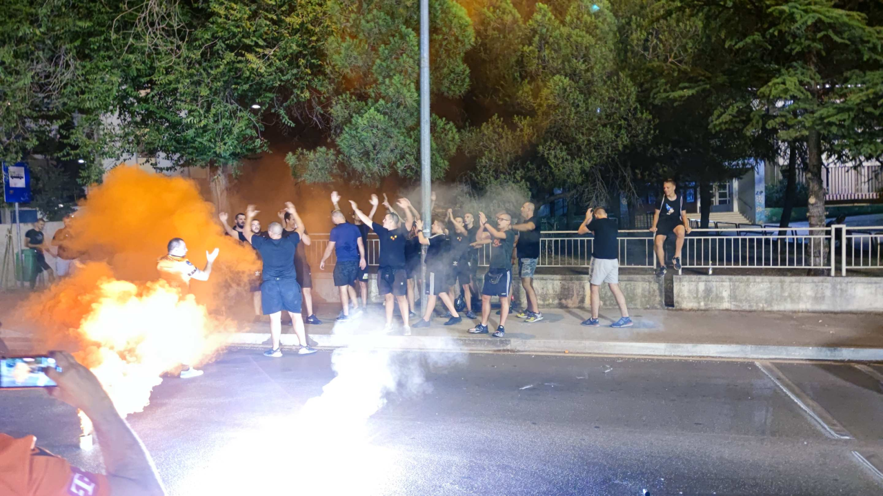 Euforija ispred stadiona: Navijači i igrači slavili pobjedu Šibenika