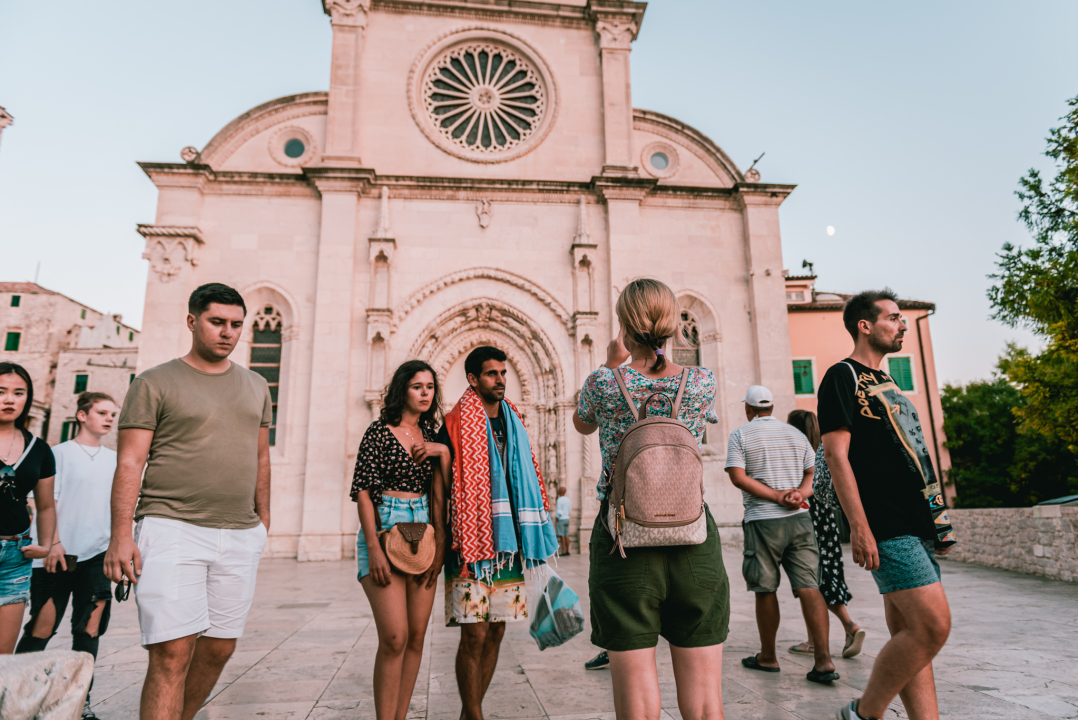 Grad je pun ljudi: Uz buru lakše se diše pa turisti, osim u čarobnom zalasku, uživaju u prešetavanju rivom!