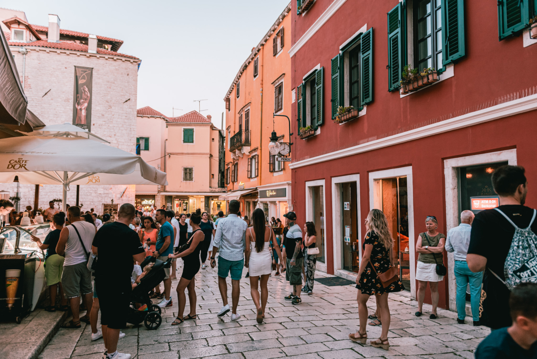 Grad je pun ljudi: Uz buru lakše se diše pa turisti, osim u čarobnom zalasku, uživaju u prešetavanju rivom!