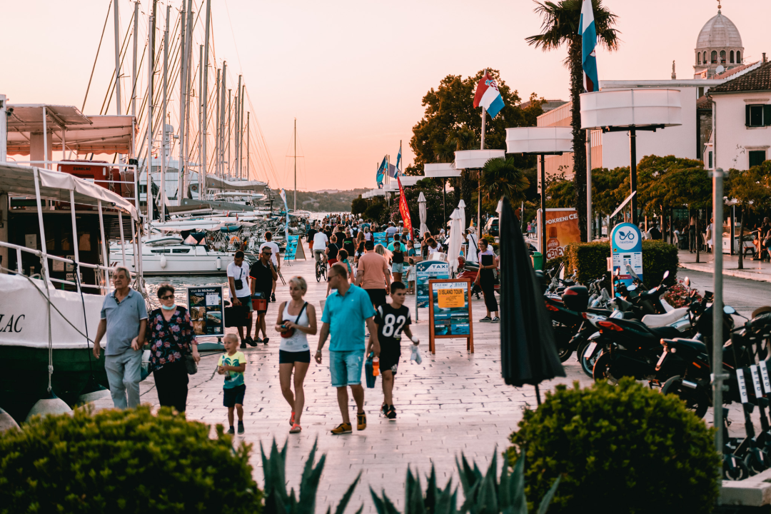 Grad je pun ljudi: Uz buru lakše se diše pa turisti, osim u čarobnom zalasku, uživaju u prešetavanju rivom!